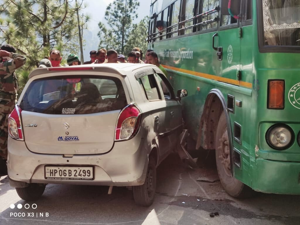 सड़क हादसा : एचआरटीसी की बस और टिप्पर भिड़े, छोटे वाहन भी आए चपेट में..