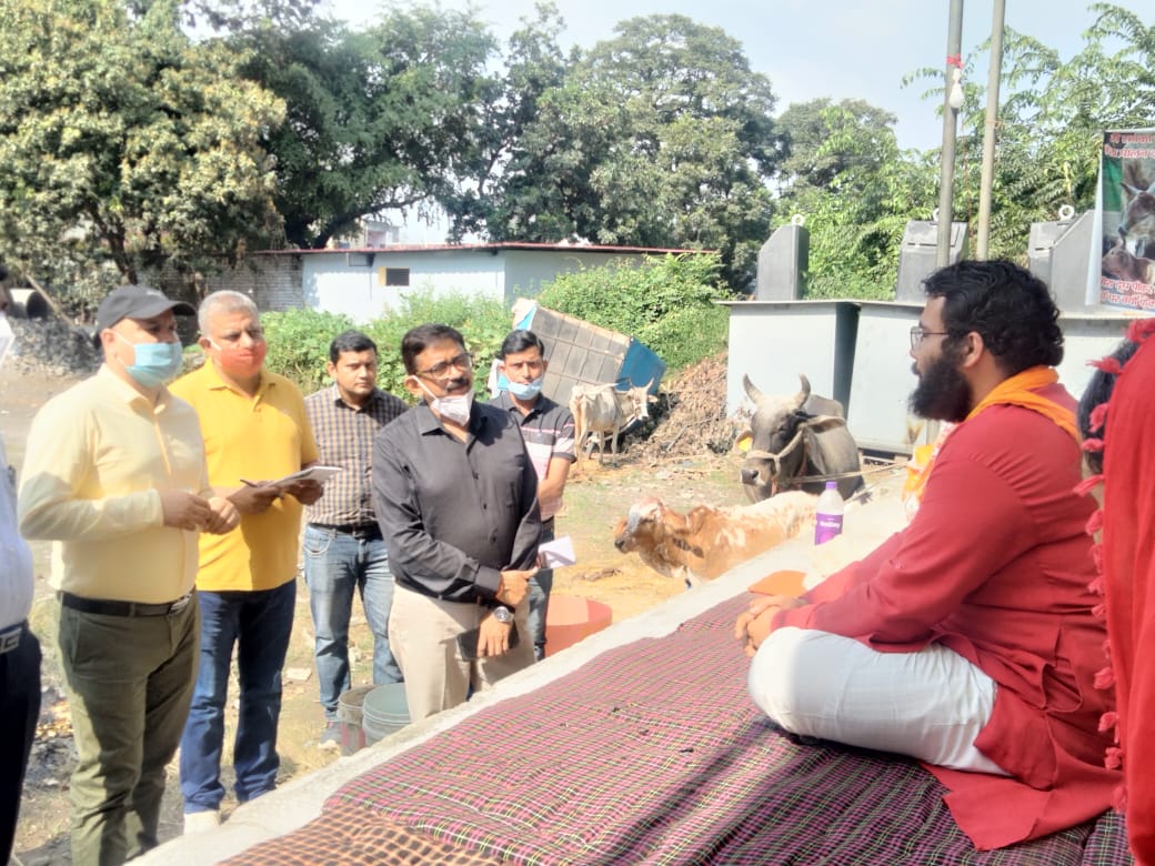 अनशन के तीसरे दिन गौसेवक सचिन की सुध लेने पहुंचे एसडीएम विवेक महाजन..