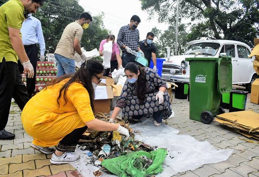 डीसी कार्यालय में चलाया अभियान, एडीसी सहित अन्य अधिकारियों ने दिया स्वच्छता का संदेश