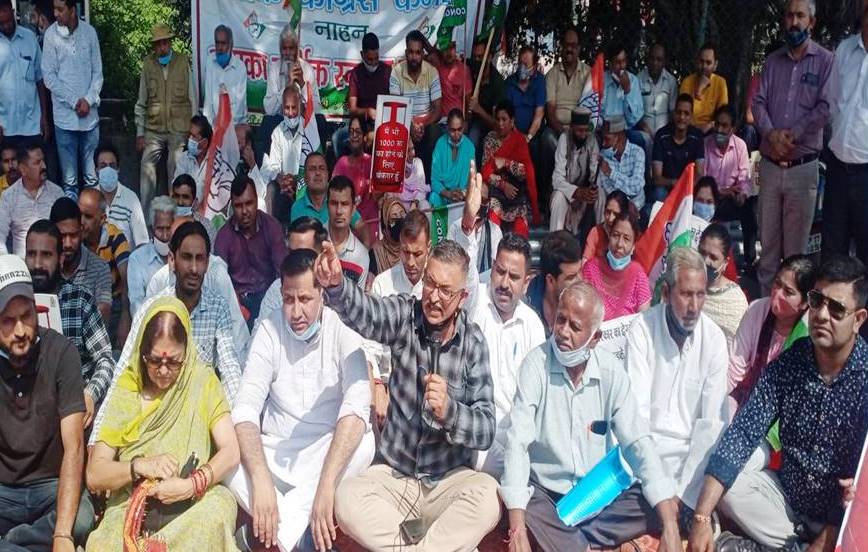 जनहित के मुद्दों को लेकर कांग्रेस का प्रदर्शन, 30 दिन का अल्टीमेटम, MLA बिंदल पर भी लगाए आरोप