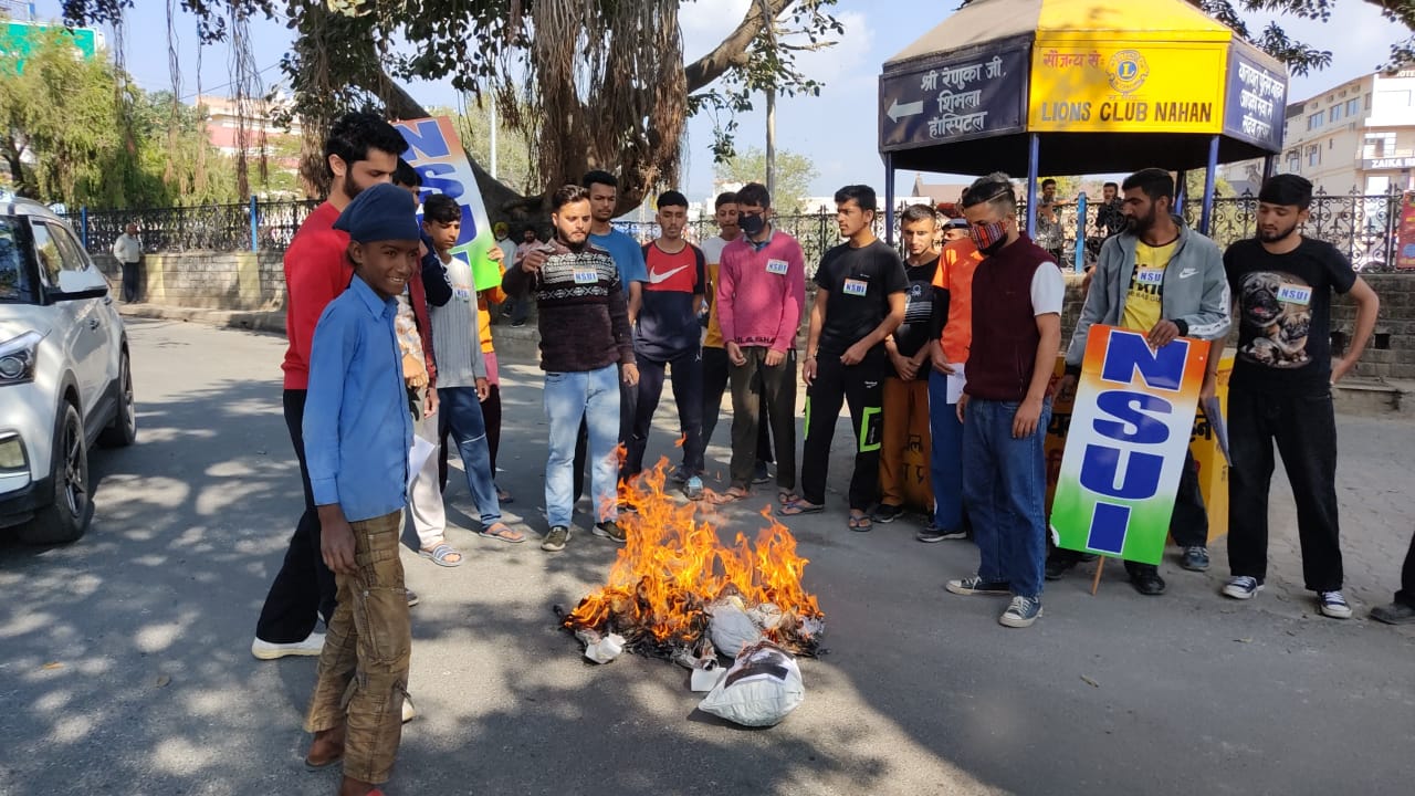 NSUI कार्यकर्ताओं ने कंगना रनौत का पुतला फूंका