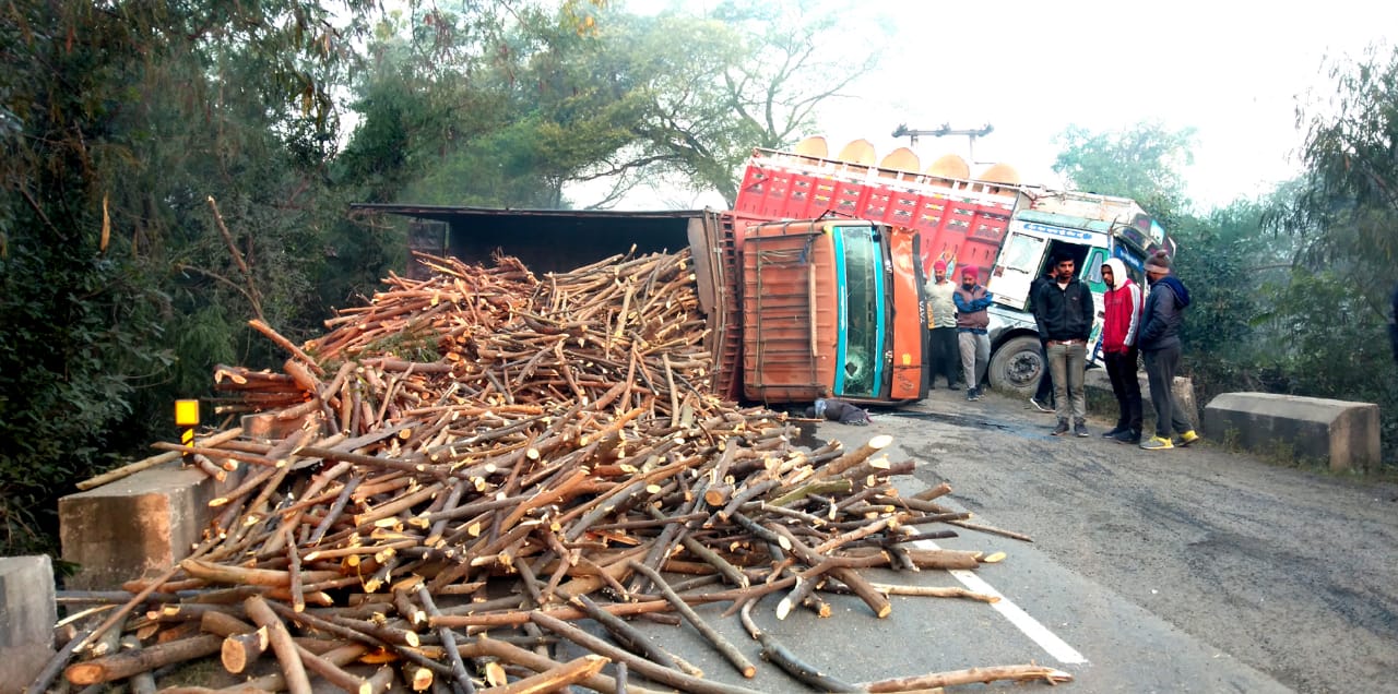 भाटियां में दो ट्रक एक कैंटर पलटा, कार भी दुर्घटनाग्रस्त