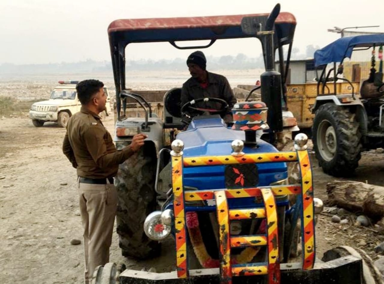 पांच ट्रैक्टर चालकों पर कसा शिकंजा, 50 हजार रूपये जुर्माना वसूला