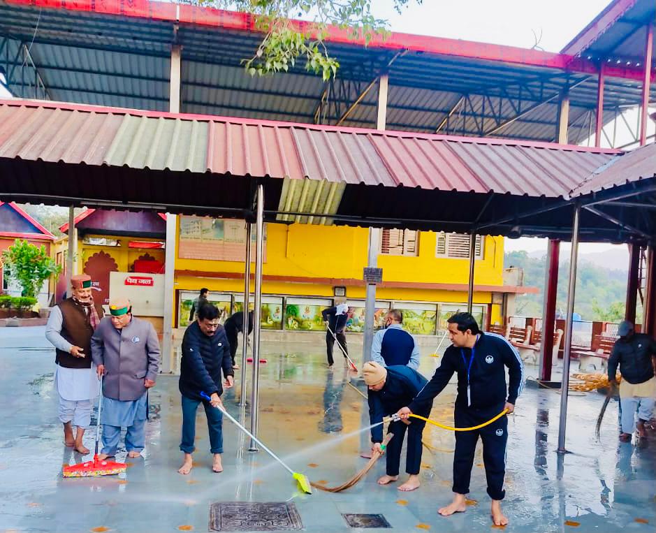 पीसीसी चीफ कुलदीप राठौर सहित कांग्रेसियों ने त्रिलोकपुर मंदिर में किया श्रमदान