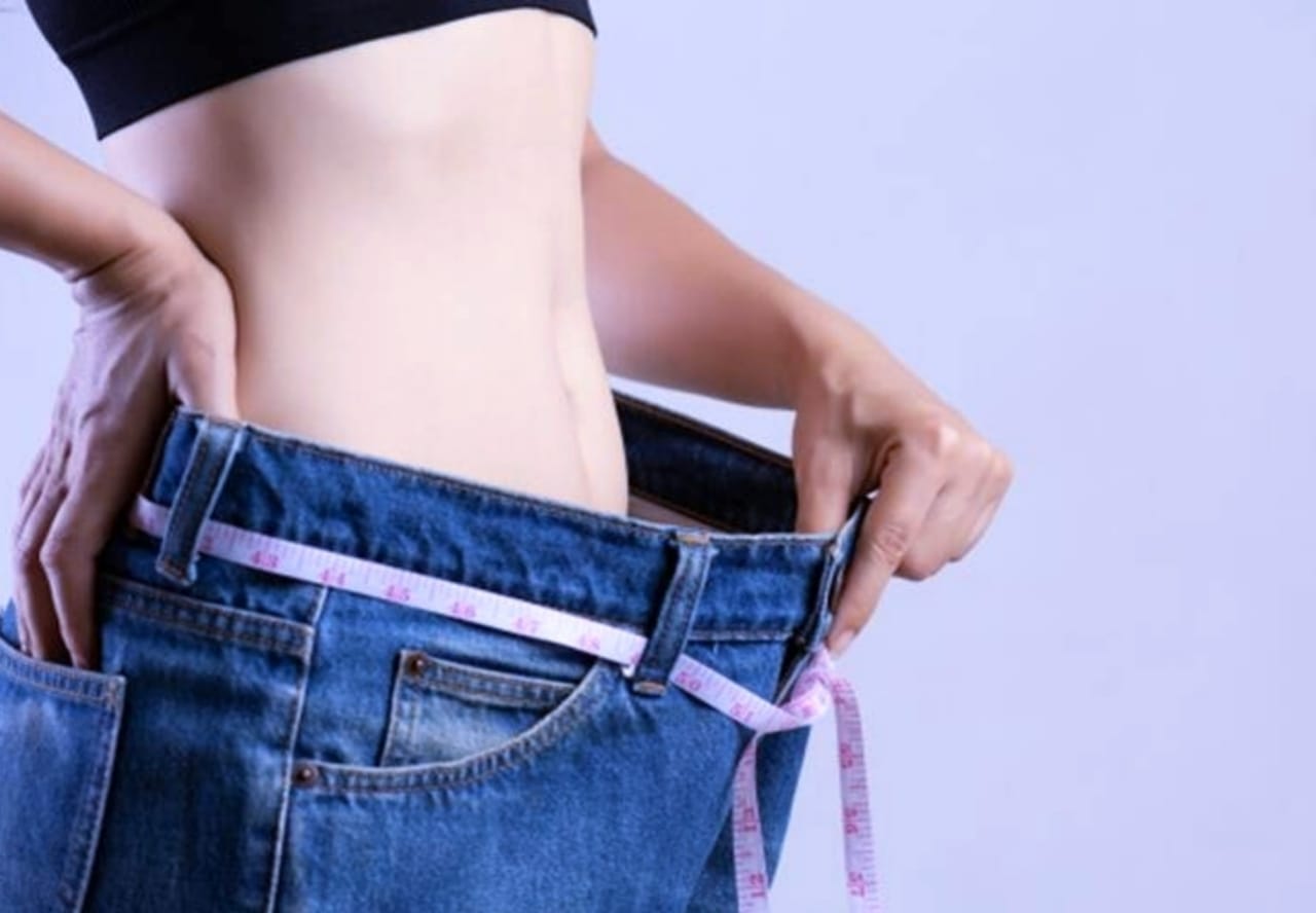 Weight Loss : सोने से पहले बिलकुल भी न करें ये काम, हो जाएंगी स्लिम..