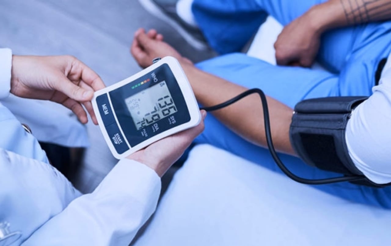 High Blood Pressure : अगर आपका भी ब्लड प्रैशर हाई रहता है तो घबराइए मत, अपनाएं ये 5 घरेलू टिप्स…