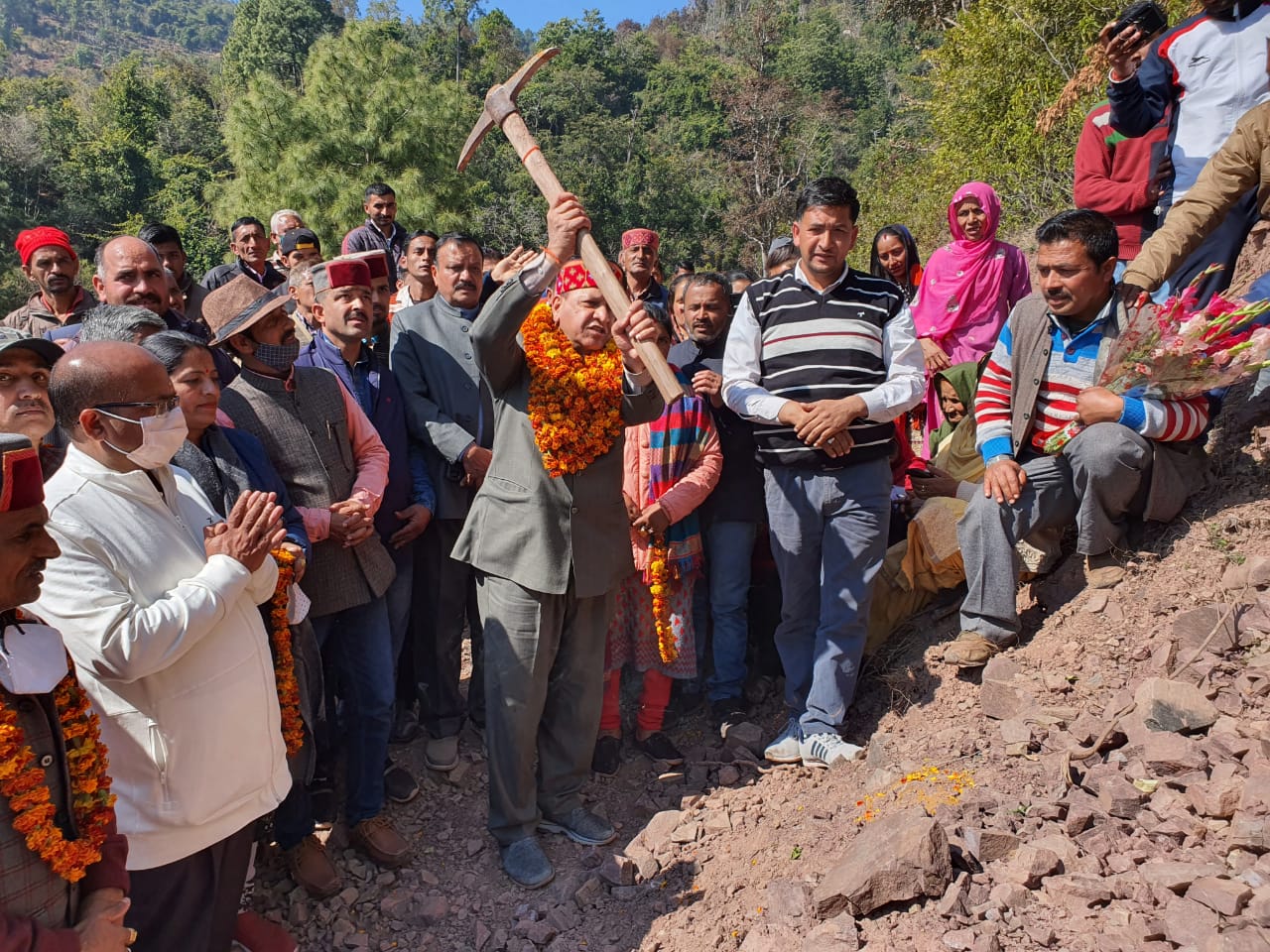 19 गांवों को जोड़ने वाली अहम सड़क के कार्य का विधायक बिंदल ने किया शुभारंभ