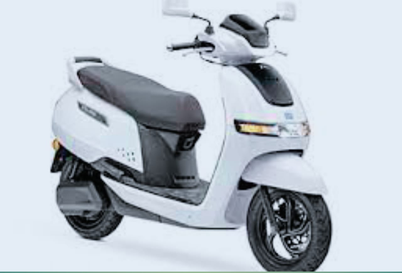 TVS iQube Electric Scooter लें मात्र 10 हजार की डाउन पेमेंट पर, जाने इसकी रेंज के साथ फीचर्स और EMI प्लान