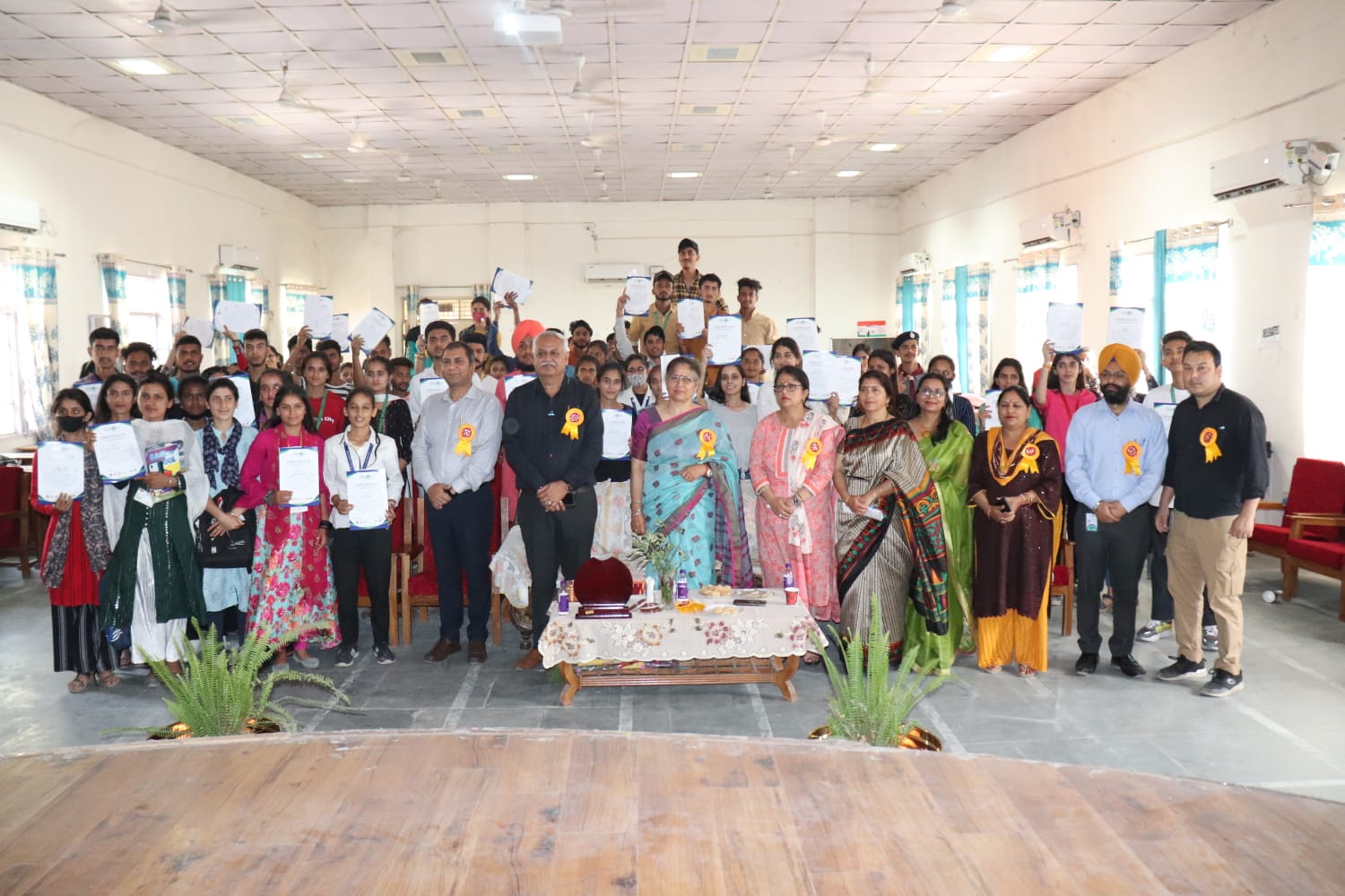 श्री गुरु गोविंद सिंह जी महाविद्यालय मे मेधावियों को प्रदान की छात्रवृत्ति