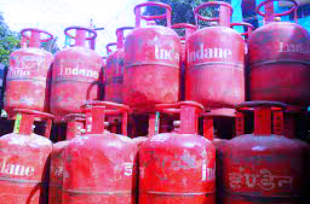 फिर बढ़े LPG गैस के दाम, 250 रुपये महंगी हुई गैस..