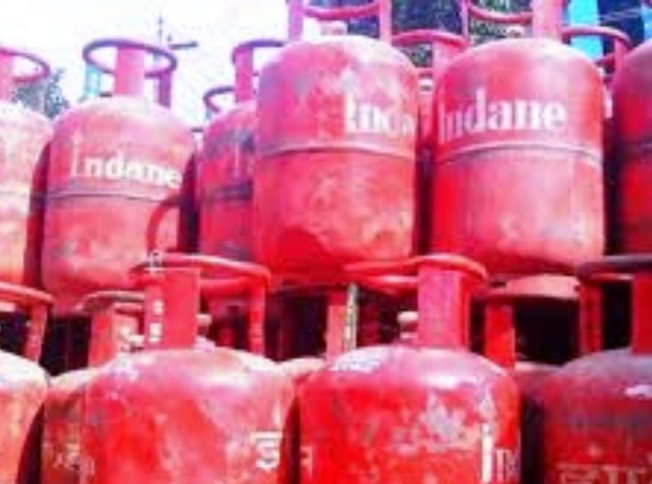 फिर बड़े LPG गैस सिलेंडर के दाम, 1 मई से 104 रुपए का इजाफा..