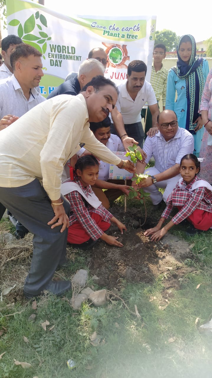 राजकीय उच्च विद्यालय बहराल में भारत विकास परिषद द्वारा फलदार पौधों को किया स्थापित….