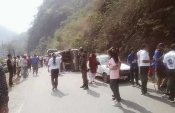 हिमाचल में हादसा : सेना की स्कूल वैन सड़क पर पलटी, 3 बच्चे ज़ख्मी