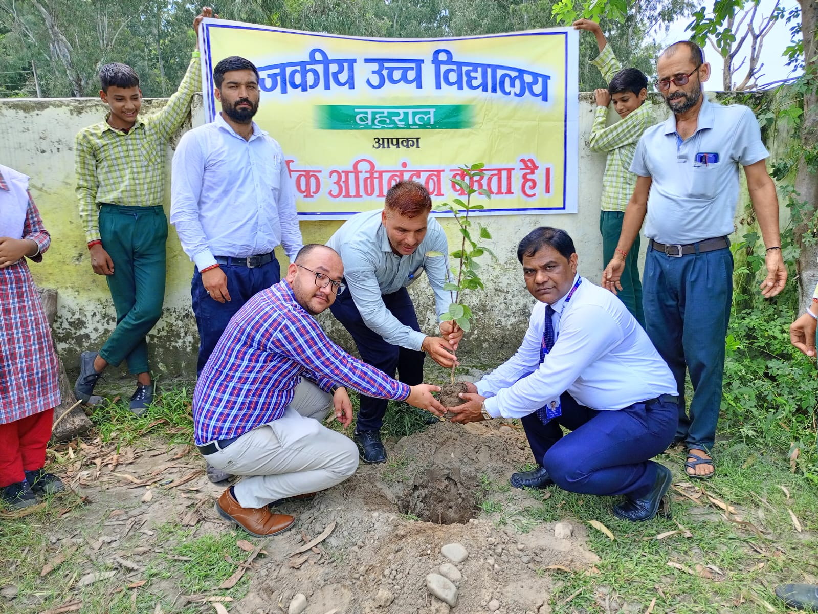 भारतीय स्टेट बैंक के प्रबंधक ने बहराल स्कूल से शुरू किया एक पौधा स्कूल के नाम