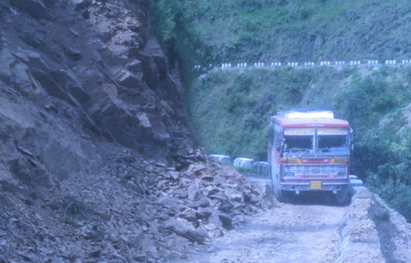 आपदा: टिम्बी से गुंडाह सड़क पर भूस्खलन आवाजाही बंद, ग्रामीणों ने खुद सड़क को किया बहाल