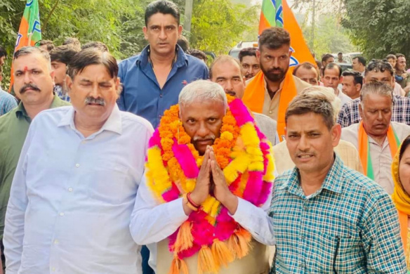 निवर्तमान ऊर्जा मंत्री सुखराम चौधरी ने हीरपुर में बदली हवा, जनसंपर्क अभियान के दौरान जोरदार स्वागत