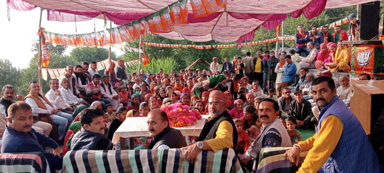 शिलाई के इन इलाकों में अब 10 परिवारों ने छोड़ी कांग्रेस, बलदेव तोमर के नेतृत्व में जताया विश्वास