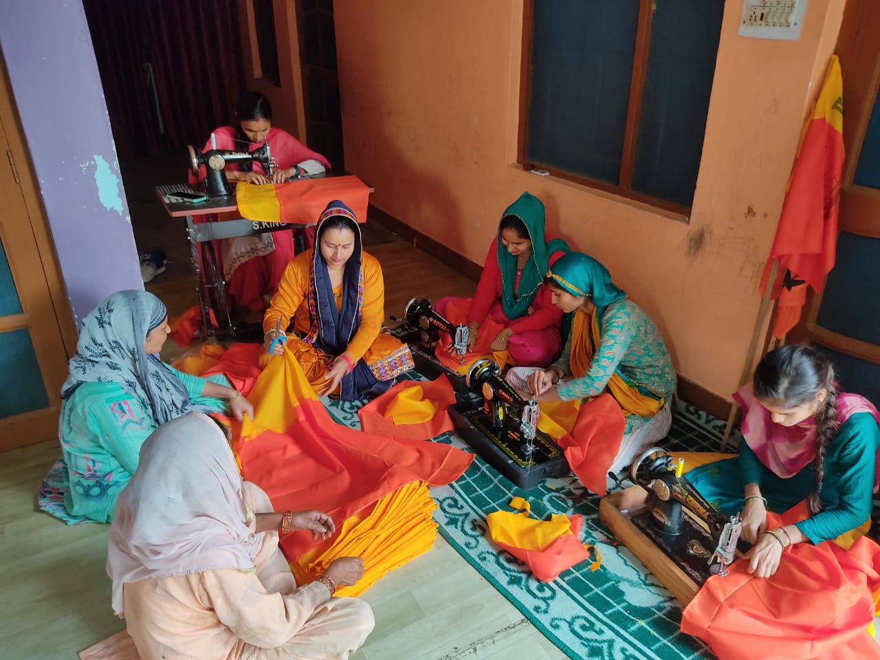 आजाद प्रत्याशी सुनील चौधरी को चुनावी सामग्री तैयार कर रही महिलाएं