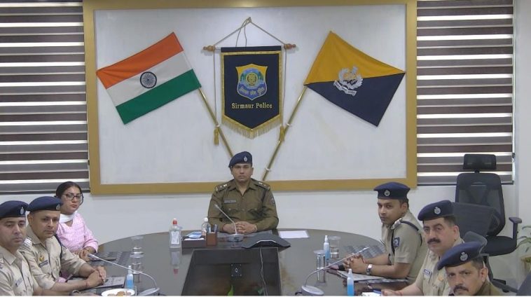 Sirmour Police: एसपी सिरमौर ने ली जिला पुलिस की बैठक, जिला में अपराध कर करने और पुलिस कल्याण के मुद्दों पर चर्चा