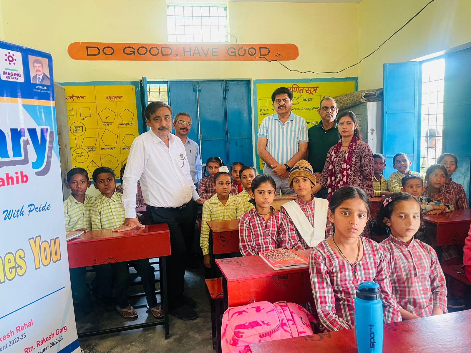 Paonta Sahib News: रोटरी पांवटा साहिब में आगारों स्कूल के बच्चों के लिए 50 बैंच वितरित किए