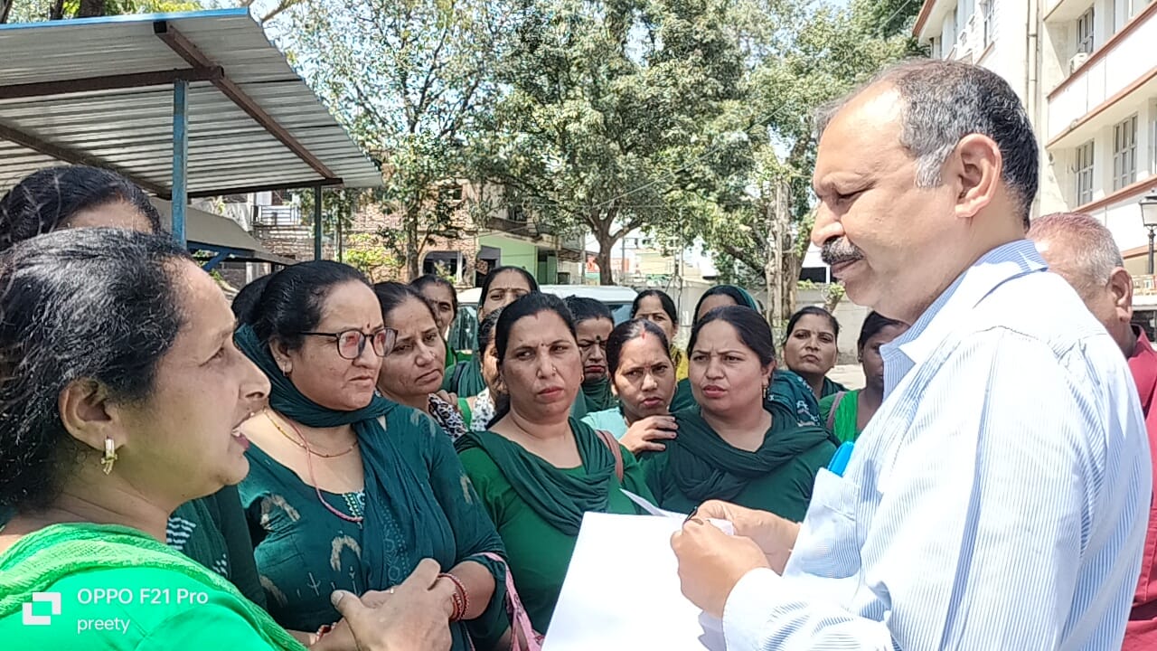 Paonta Sahib: आशा वर्करों ने सरकार के खिलाफ मोर्चा खोला! कहा सही समय पर मिले वेतन