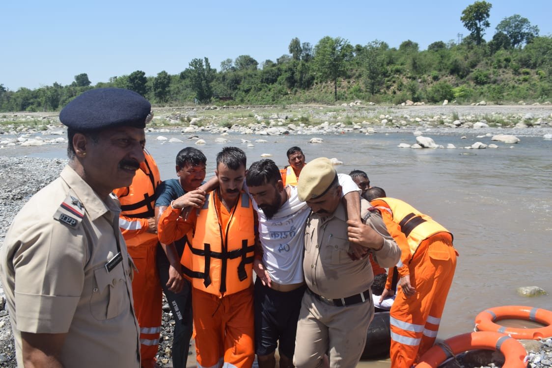 Paonta Sahib: नदी में अचानक आ जाए बाढ़ तो ऐसे करें बचाव, मेगा मॉक ड्रिल ने बताए तरीके