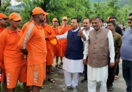 Paonta Sahib: गिरी नदी में फंसे मजदूरों के रेस्क्यू ऑपरेशन के दौरान मौके पर पहुंचे डॉ राजीव बिंदल, कही ये बड़ी बात