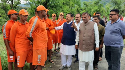 Paonta Sahib: गिरी नदी में फंसे मजदूरों के रेस्क्यू ऑपरेशन के दौरान मौके पर पहुंचे डॉ राजीव बिंदल, कही ये बड़ी बात