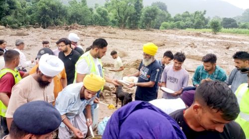 Paonta Sahib: बाढ़ प्रभावित सिरमौरी ताल में खालसा एड ने लगाया लंगर! सर्च अभियान में लगे लोगों ग्रामीणों को कराया भोजन