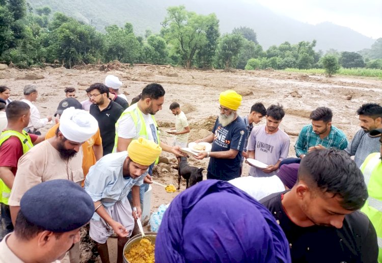 Paonta Sahib: बाढ़ प्रभावित सिरमौरी ताल में खालसा एड ने लगाया लंगर! सर्च अभियान में लगे लोगों ग्रामीणों को कराया भोजन