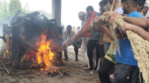 दर्दनाक विदाई: पहले दिन परिवार के दो सदस्यों और दूसरे दिन तीन सदस्यों को दी विदाई! माहौल देख हर आंख हो गई नम