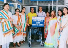 Paonta Sahib: इनरव्हील क्लब ने सिविल अस्पताल पांवटा साहिब में भेंट की व्हील चेयर, प्रधान अंजू वर्मा को एसडीएम ने किया सम्मानित