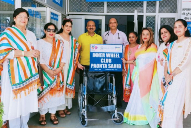 Paonta Sahib: इनरव्हील क्लब ने सिविल अस्पताल पांवटा साहिब में भेंट की व्हील चेयर