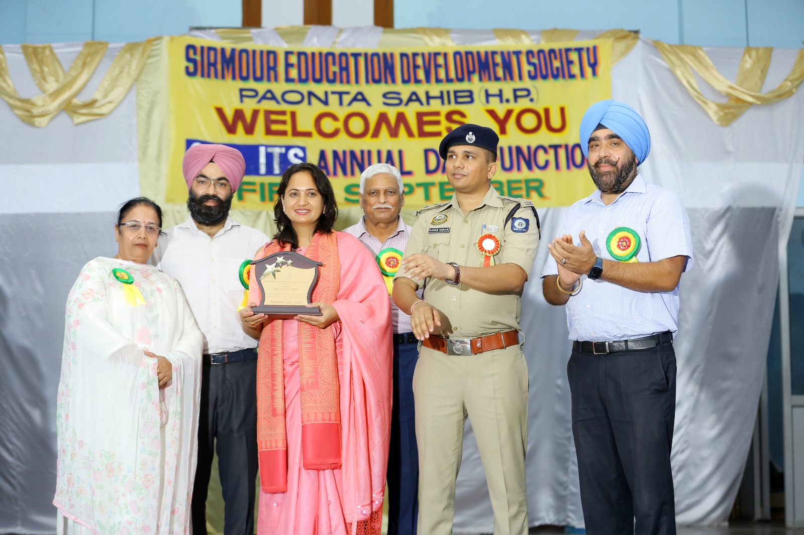 गुरु नानक मिशन पब्लिक स्कूल के प्रांगण में धूमधाम से मनाया गया टीचर्स डे गुरु नानक मिशन पब्लिक स्कूल के प्रांगण में धूमधाम से मनाया गया टीचर्स डे