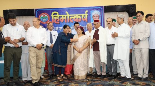 Sirmour News: हाटी समुदाय जनजातीय आंदोलन में विशेष योगदान के लिए समाजसेवी राजेंद्र तिवारी और सावित्री तिवारी को किया सम्मानित