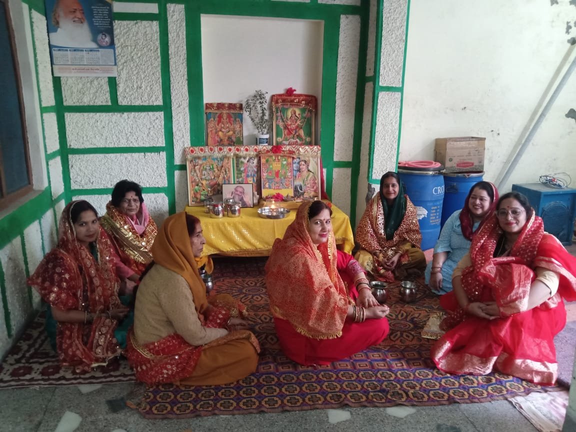 Paonta Sahib: अहोई देवी से बच्चों की खुशहाली व लंबी उम्र के लिए की प्रार्थना! अहोई अष्टमी व्रत कथा श्रवण करती महिलाएं