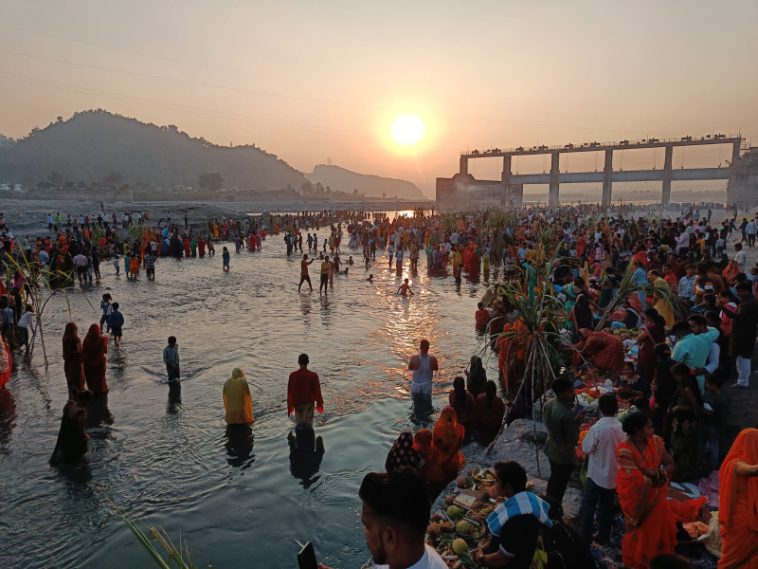 Paonta Sahib: यमुना घाट पर पावन छठ पर्व की धूम! भक्तिमय हुआ माहौल! देखें पूरी डिटेल