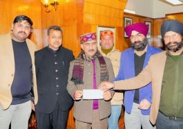 Paonta Sahib: गुरु नानक मिशन पब्लिक स्कूल के निदेशक जीएस सैनी ने सीएम रिलीफ फंड में दिए 3 लाख
