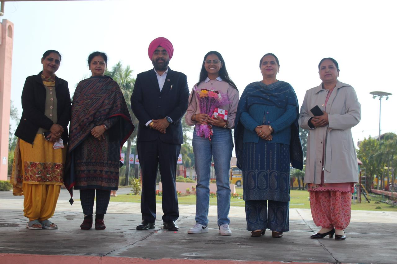 Paonta Sahib: इंडियन आर्मी में दूसरा स्थान प्राप्त कर मनवीन कौर ने द स्कॉलर्स होम स्कूल को किया गौरवान्वित