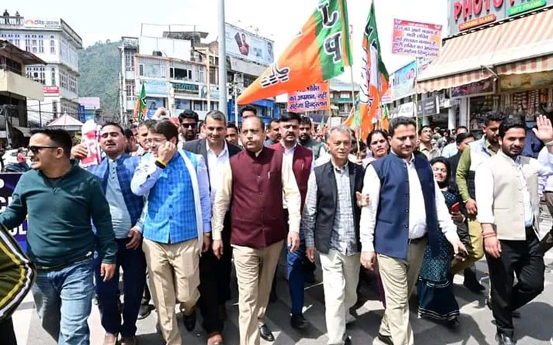 HP News: कंगना पर आपत्तिजनक टिप्पणी के विरोध में सड़कों पर उतरी भाजपा! किया धरना प्रदर्शन