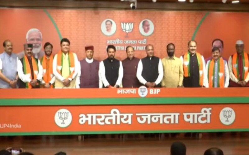 Himachal Politics: चुनाव से पहले कांग्रेस को बड़ा झटका! भाजपा में शामिल हुए 6 बागी विधायक