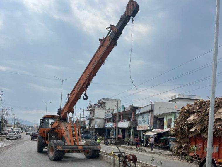 Paonta Sahib: NH 707 के किनारे बिजली के खंभे पर काम कर रहे युवक के साथ पेश आया दर्दनाक हादसा! देखें क्या है पूरा मामला