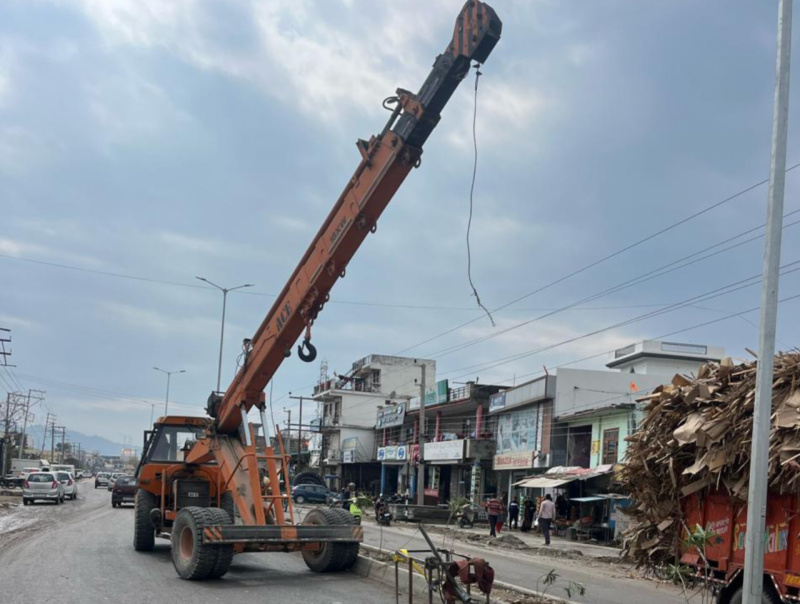 Paonta Sahib: NH 707 के किनारे बिजली के खंभे पर काम कर रहे युवक के साथ पेश आया दर्दनाक हादसा! देखें क्या है पूरा मामला