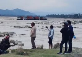 Paonta Sahib: नदी में खनन सामग्री लेकर लौट रहे थे ट्रैक्टर बाढ़ में फंसे! प्रशासन ने किए रेस्क्यू! देखें कैसे पेश आया हादसा