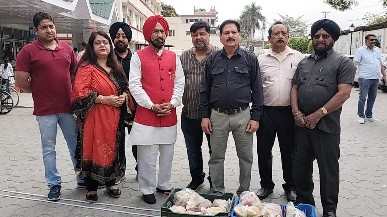 Paonta Sahib: अस्पताल में सीएम सुक्खू के जन्मदिवस पर बांटे फल