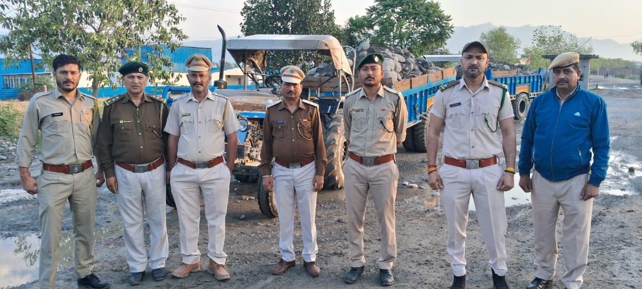 Paonta Sahib: अवैध खनन करते 5 ट्रैक्टर जब्त! 95000 जुर्माना वसूला