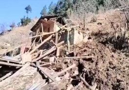 Breaking News: हिमाचल में भूस्खलन से ढाई मंजिला मकान जमींदोज! मलबे में दबे गाय सहित 18 कुत्ते