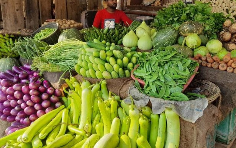 Vegetable Prices: आसमान छू रहे सब्जियों के दाम! यहां 100 रुपये पहुंचा प्याज, शिमला मिर्च 160…..