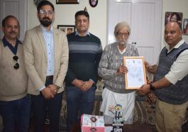 Himachal Latest News: 105 वर्षीय शतायु मतदाता सरदार प्यार सिंह को जन्म दिवस पर किया सम्मानित