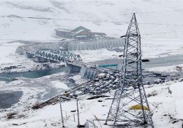 HP News: आधा फुट बर्फबारी के बीच फंसे 8 से 10 हजार पर्यटक! पुलिस ने देर रात तक किए रेस्क्यू